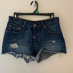 dark wash Levi’s shorts 🖤